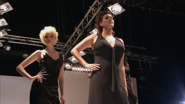 两个模特，一个很瘦，一个比较胖，在英国伦敦时装秀上视频下载