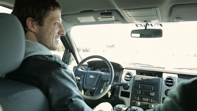 MS Young man驾驶卡车和大笑/ Stillwater，明尼苏达州，美国视频下载