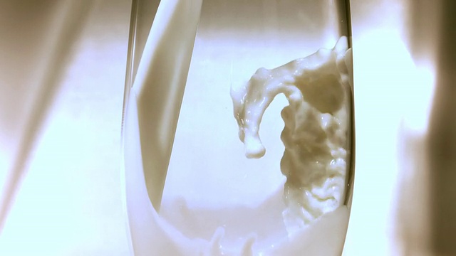 MS SLO MO牛奶倒入玻璃杯/美国加州洛杉矶视频素材