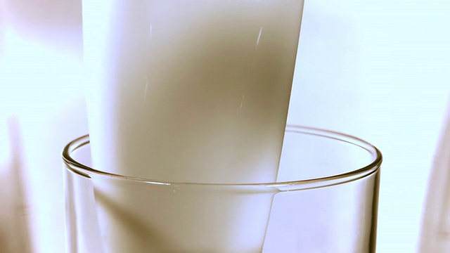 CU SLO MO牛奶倒入玻璃杯/美国加州洛杉矶视频素材