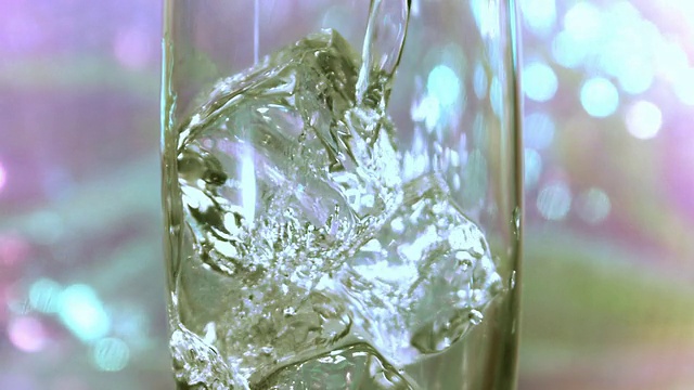 CU SLO MO从瓶子倒水的视图/洛杉矶，CA，美国视频素材