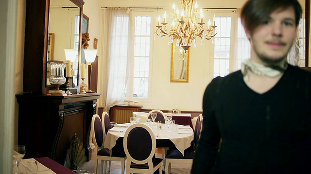 ZI R/F Man女士站在餐厅/阿尔比，米迪比利牛斯，法国视频素材