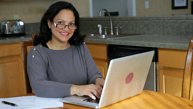 MS Women坐在笔记本电脑前的厨房/奥尔巴尼，美国纽约视频下载