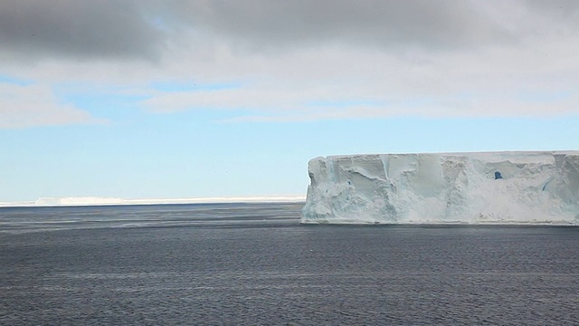 WS POV南极洲开阔水域/威德尔海的平顶冰山视频下载