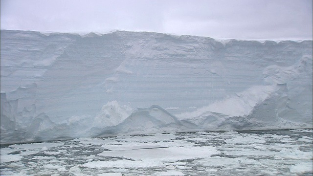 南极的平顶冰山/威德尔海视频下载