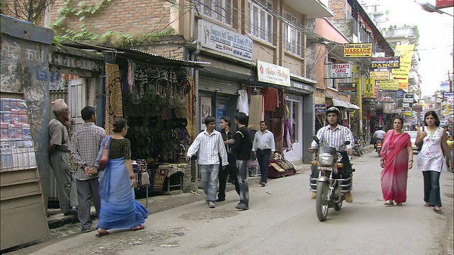 尼泊尔加德满都，繁忙的街道/萨梅尔视频素材