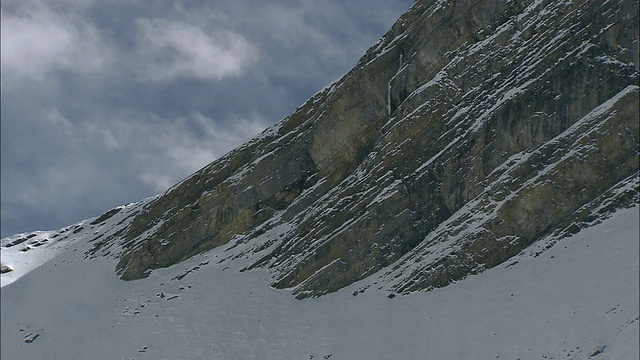 牦牛大篷车在雪覆盖的山上/高喜马拉雅，上多尔坡，尼泊尔视频素材