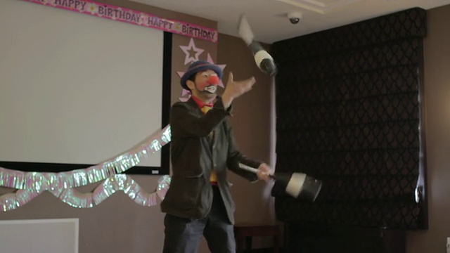 美国纽约，为孩子们展示滑稽表演的小丑视频素材