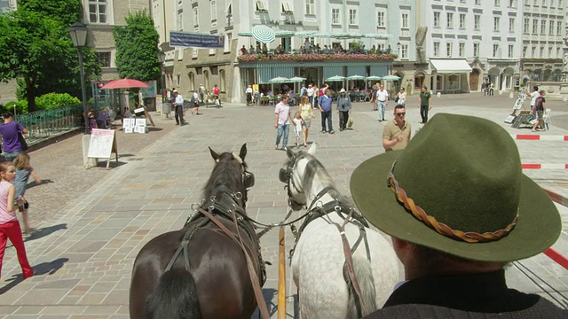 POV WS马车穿过萨尔茨堡的历史中心，穿过Alter Markt(旧市场)广场视频素材