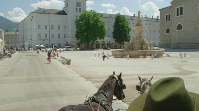 POV WS马车穿过萨尔茨堡历史中心，穿过居住广场视频素材