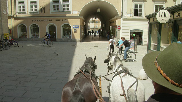POV WS马车穿过萨尔茨堡的历史中心视频素材