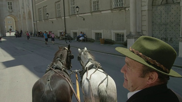 POV WS马车穿过萨尔茨堡的历史中心视频素材