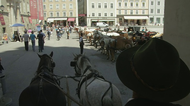 POV WS马车穿过萨尔茨堡的历史中心，离开大教堂广场进入住宅广场视频素材