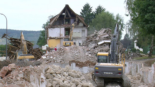 推土机和工人在拆除公寓楼/萨尔堡，莱茵兰-普法尔茨，德国视频下载