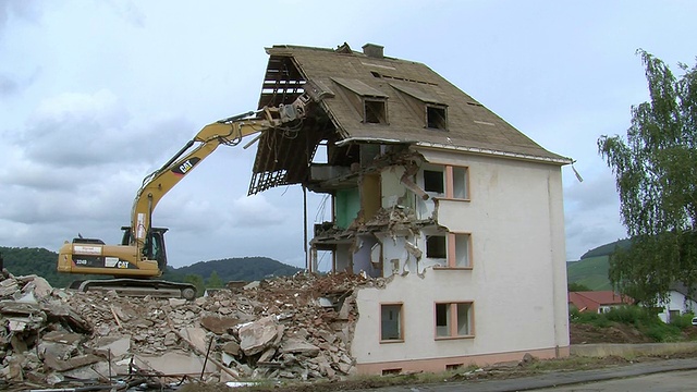 德国，莱茵兰-普法尔茨，萨尔堡，推土机拆除公寓楼视频下载