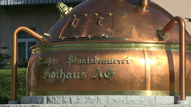 德国巴登-符腾堡州黑森林/ Grafenhausen Rothaus啤酒厂的雕塑视频下载