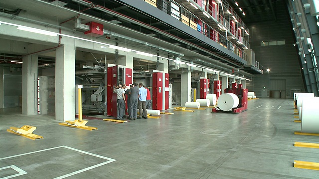 MS机器携带瓦楞纸卷在卷筒纸印刷机报纸印刷厂/ Ruesselsheim, Hesse, Germany视频下载