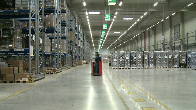 德国巴伐利亚州斯特劳宾仓库的MS叉车视频素材