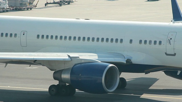 移动飞机在机场/法兰克福，黑塞，德国视频素材