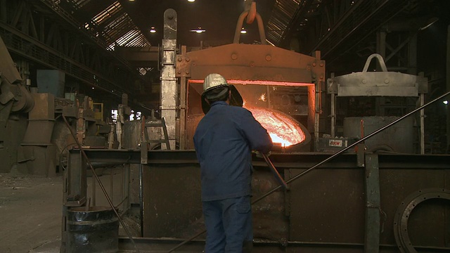MS ZI工人在德国莱茵兰-普法尔茨铸造厂的感应加热炉工作视频素材