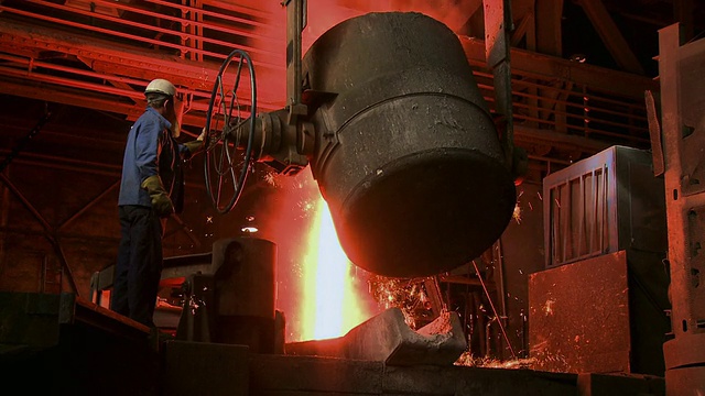 德国莱茵兰-普法尔茨铸造厂感应加热炉WS ZI工人视频素材