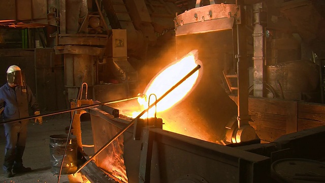 MS工人在铸造厂/ Juenkerath，莱茵兰-普法尔茨，德国视频素材