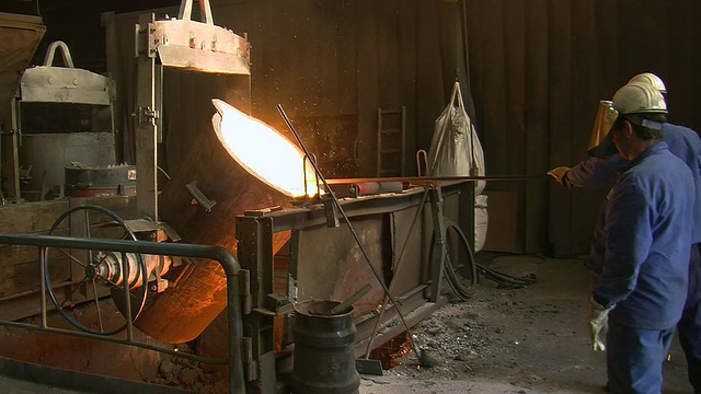 MS工人在铸造厂/ Juenkerath，莱茵兰-普法尔茨，德国视频素材