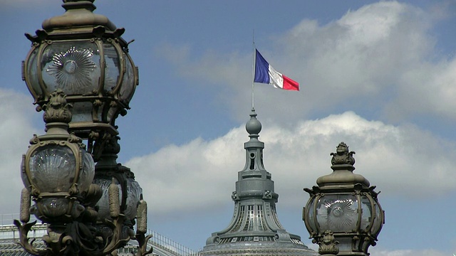 法国巴黎大宫的桥灯和旗帜视频下载