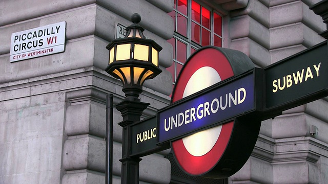 英国伦敦皮卡迪利广场地铁站的MS招牌视频下载