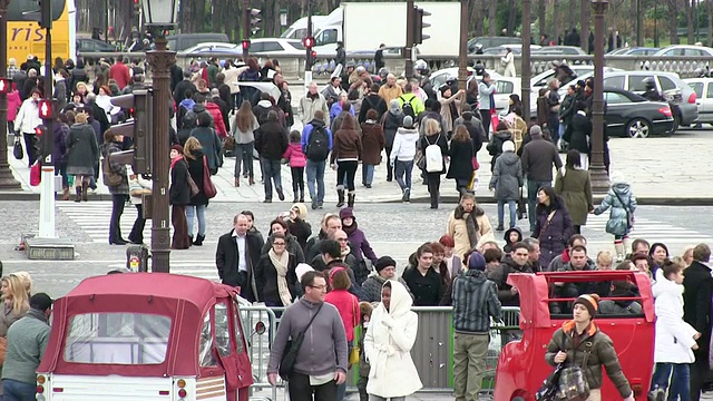 人们走在协和广场/巴黎，法兰西岛，法国视频素材