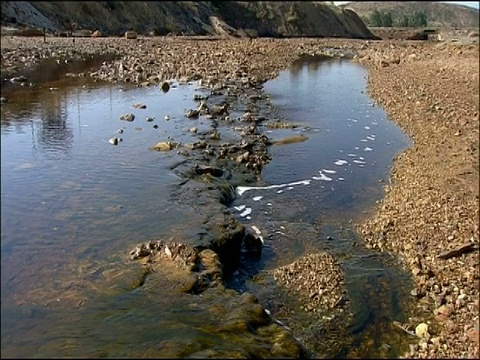西班牙安达卢西亚韦尔瓦的宝拓河中富含矿物质的水藻视频下载