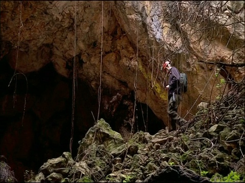 一名男子接近洞穴，位于西班牙安达卢西亚的科尔多瓦自然山脉公园视频下载