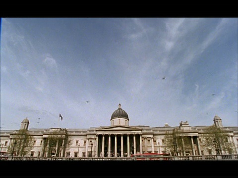 从天空向下倾斜到英国伦敦的特拉法加广场视频下载
