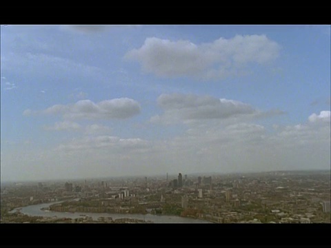 英国，从多云的天空向下倾斜，延伸到伦敦的天际线视频素材