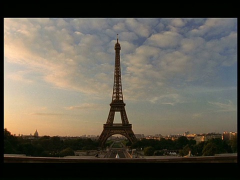 巴黎的黎明天空映衬着埃菲尔铁塔的部分轮廓视频下载