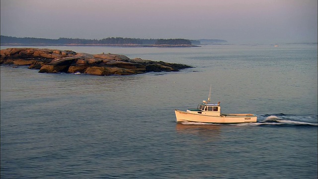 低空天线，TS，日出时Penobscot湾的龙虾船，美国缅因州视频素材