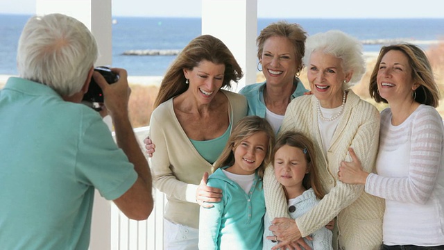 潘女士长者在美国弗吉尼亚州伊斯特维尔海滩别墅拍摄多代同堂家庭照片视频素材