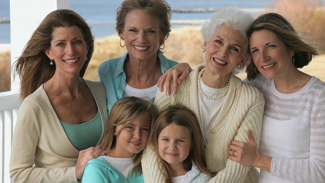 美国弗吉尼亚州伊斯特维尔海滩别墅多代同堂家庭肖像视频素材