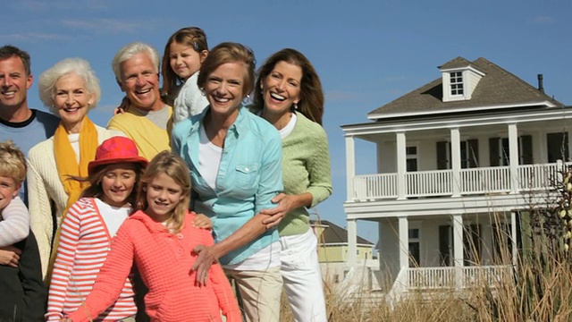 美国弗吉尼亚州伊斯特维尔海滩别墅前的多代家庭画像视频素材