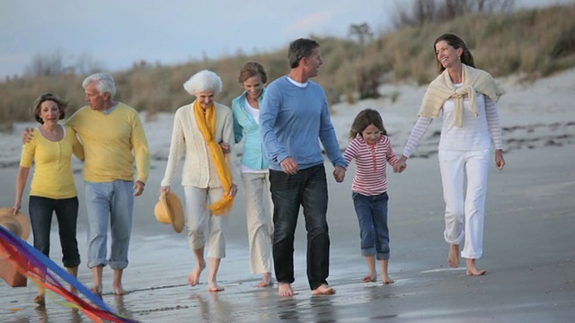 WS TS多代家庭一起沿着海滩散步/伊斯特维尔，弗吉尼亚州，美国视频素材