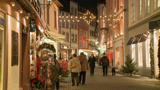 德国莱茵兰-普法尔茨，人们在市场里散步和购物视频素材