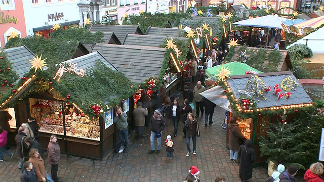德国莱茵兰-普法尔茨的特里尔，人们在圣诞市场上散步视频下载