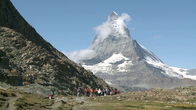旅游徒步漫游在riffelberg / Zermatt，瓦莱，瑞士视频下载