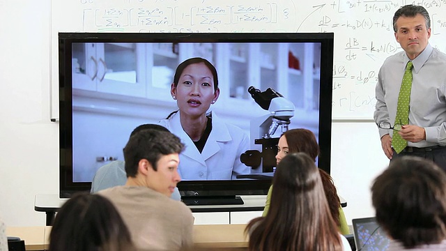 华盛顿大学学生与教师和科学家在课堂上进行视频会议/美国弗吉尼亚州里士满视频下载