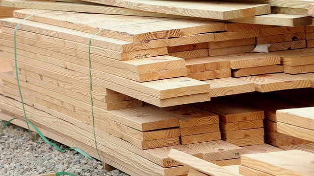美国弗吉尼亚州里士满建筑工地上堆放的PAN木材视频下载