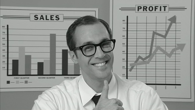 B/W CU肖像商人，戴着眼镜微笑，竖起大拇指，在图表前做OK手势/纽约市视频素材