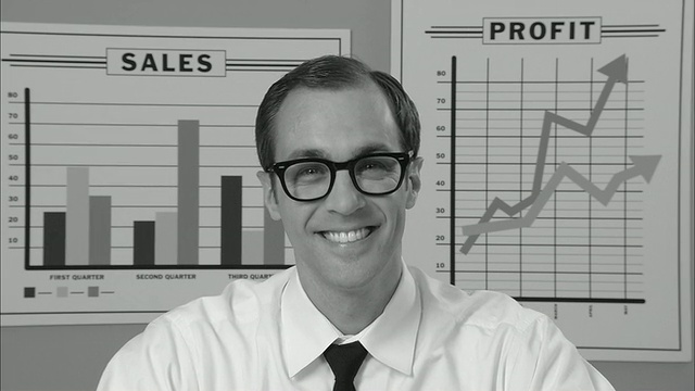 B/W CU肖像商人，戴着眼镜，微笑着，在图表前竖起大拇指/纽约市视频素材
