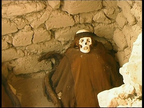 乔奇拉公墓，坟墓里的木乃伊和头骨，缩小到秘鲁的MS视频下载