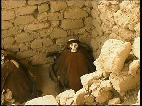 秘鲁乔奇拉公墓，坟墓里的木乃伊和头骨视频下载