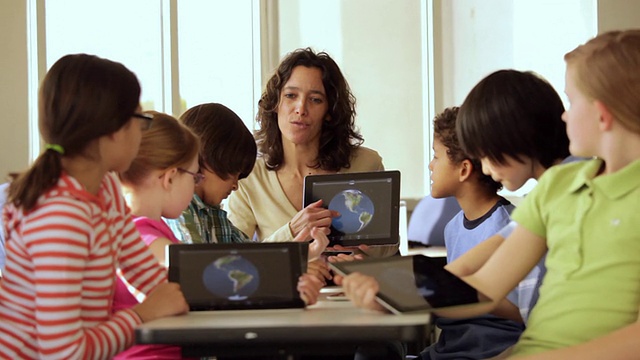 美国弗吉尼亚州里士满的WS教师和学生在学校用平板电脑学习行星视频素材